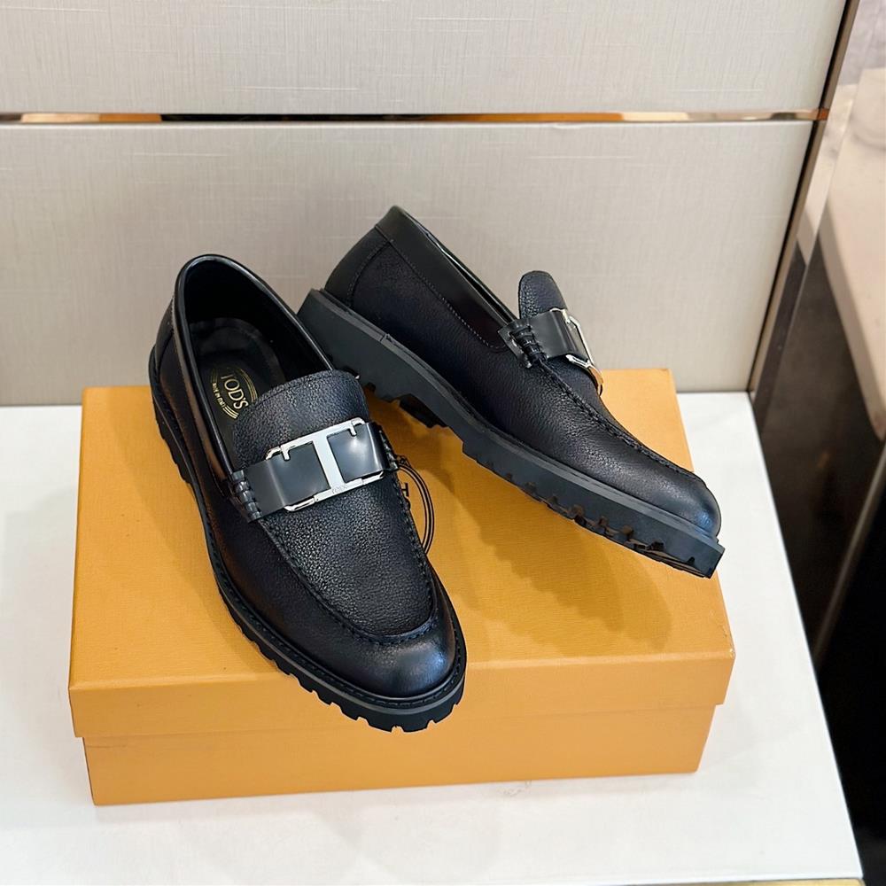 TODS T TIMELESS leather loafersThis Lefu shoe is made of semi high gloss grain leather and suede with a leather lining Dot slow brand metal diamond