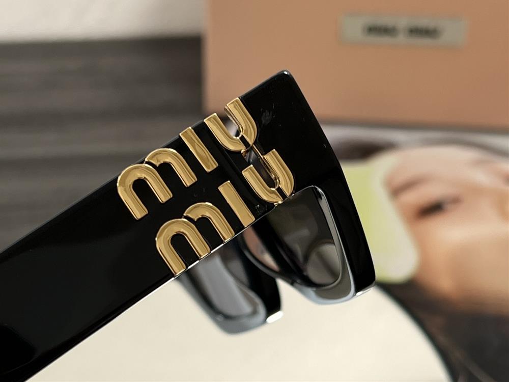 High Edition Large Logo Non Market CurrencyM Sunglasses cool and cute I like them very mu