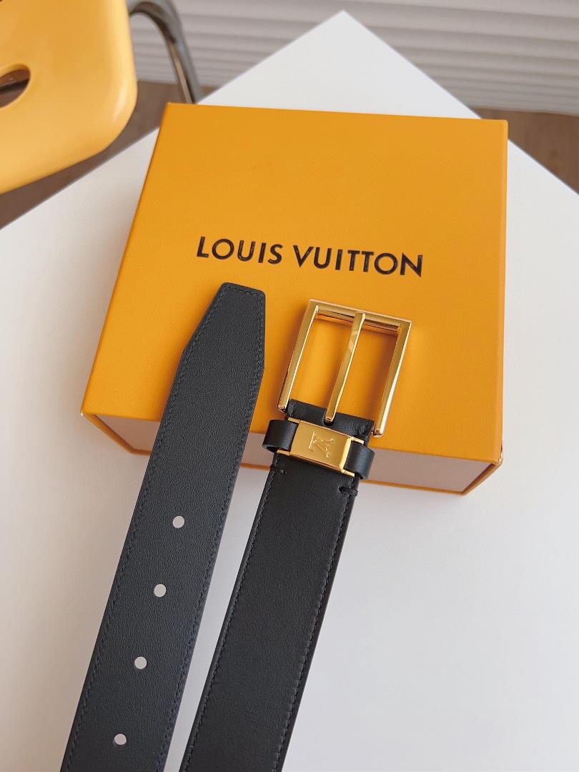 The LV CITY PIN waistband outlines smooth lines in a classic style exuding a calm busines