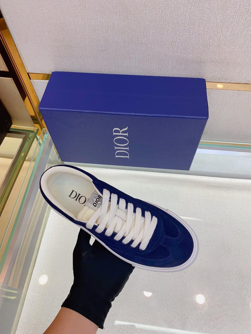 The Dior B101 low cut casual sports shoe is meticulously crafted with cowhide stitching on