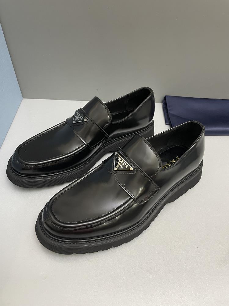 PRAD family highend mens formal leather shoes this piece has a retro design style presenting a mixed and matched style The retro upper presents s