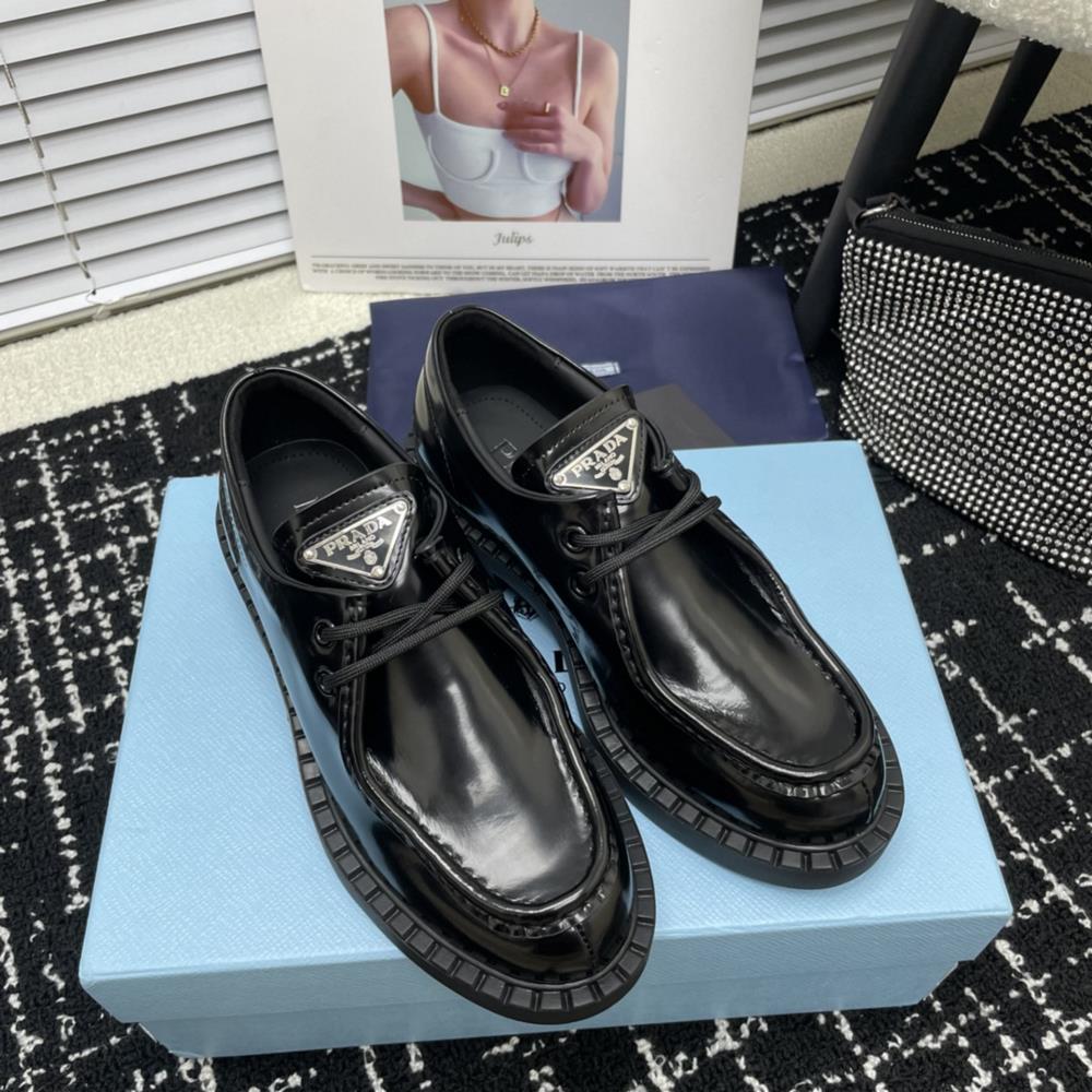 Upgraded factory PRADAs 2023 AutumnWinter runway show is popular on the internet with the same thick sole Lefu shoesThe Dream City Prada can be used