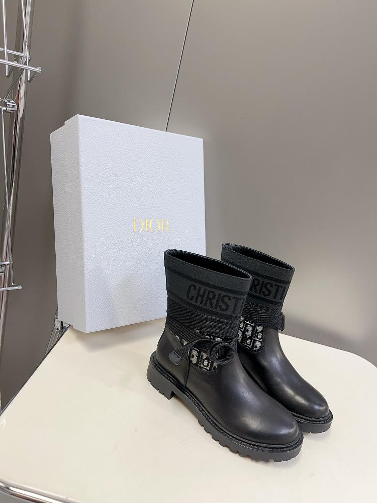 Dior Classic Autumn and Winter Knight Boots featuring a variety of celebrity internet celebrities grass planting fashion and trends It is a cool