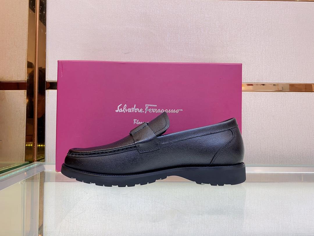 Ferragams mens leather shoesCollection design symbols are interpreted flexibly through modern 