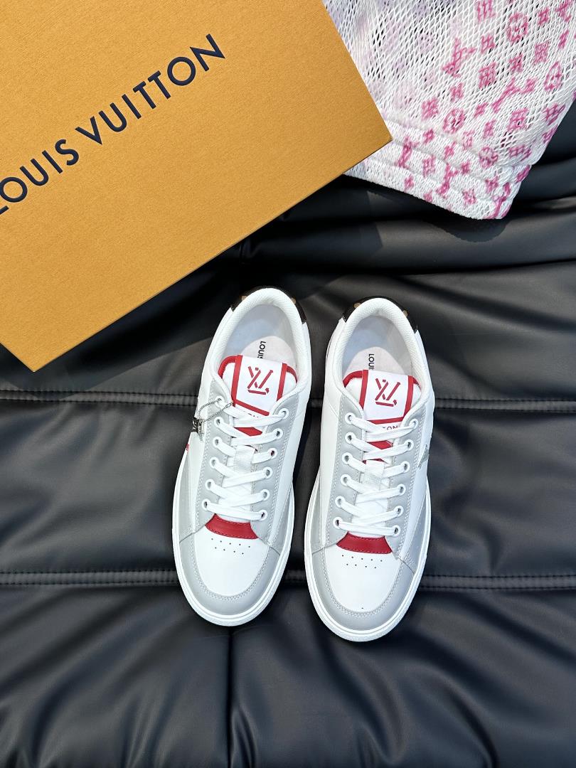 The L CHARLIE couples low top sneaker is made of cowhide on the top layer with soft and delicate l