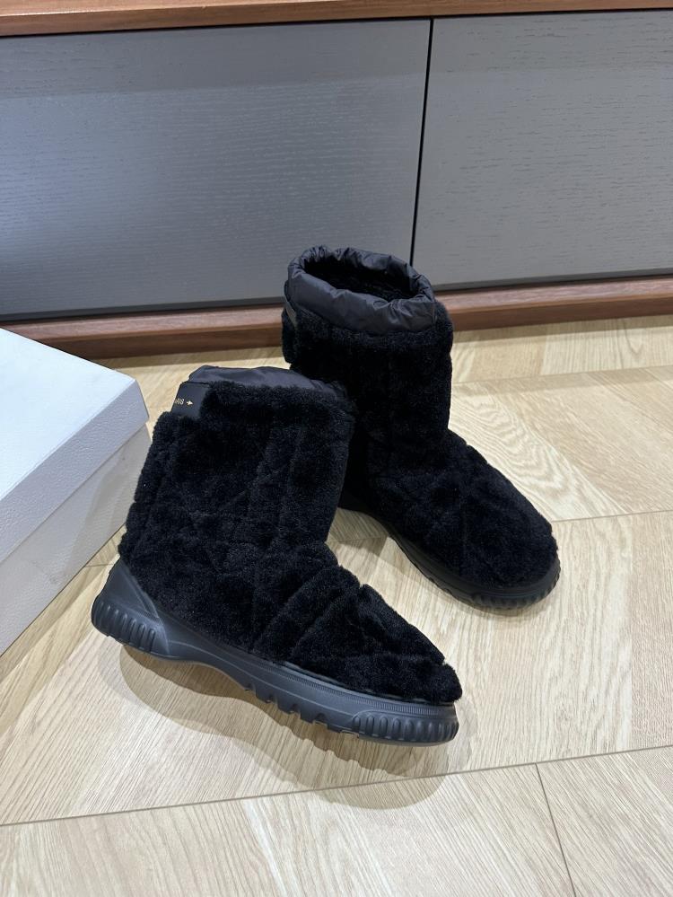 When it comes to winter footwear snow boots are a musthave Dior snow boots effortlessly