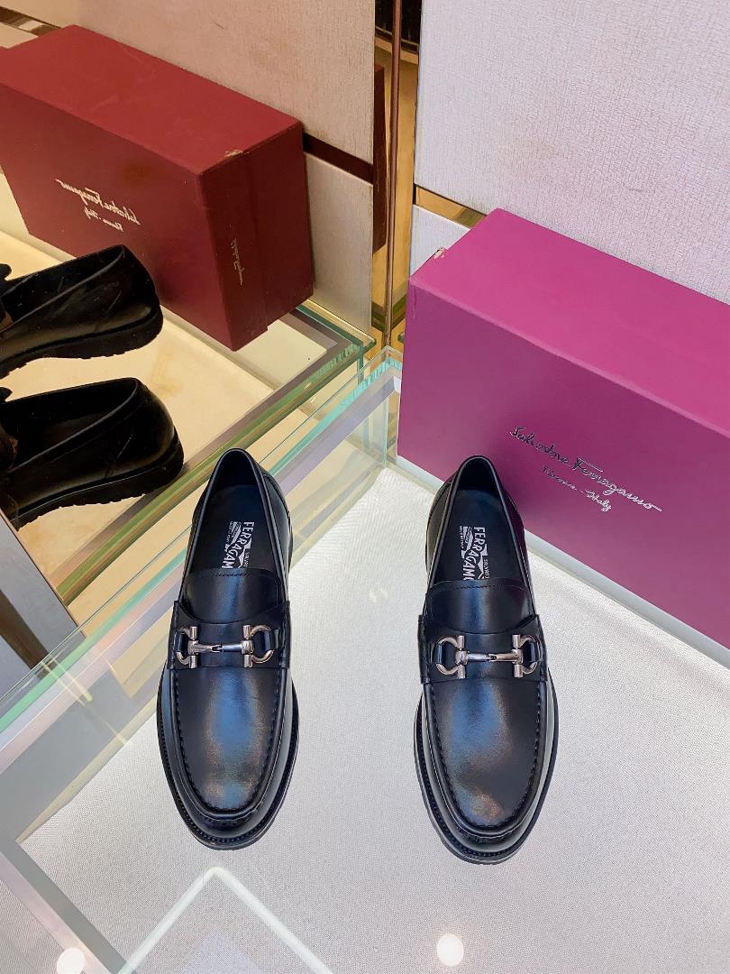 Ferragams mens leather shoesCollection design symbols are interpreted flexibly through modern tech