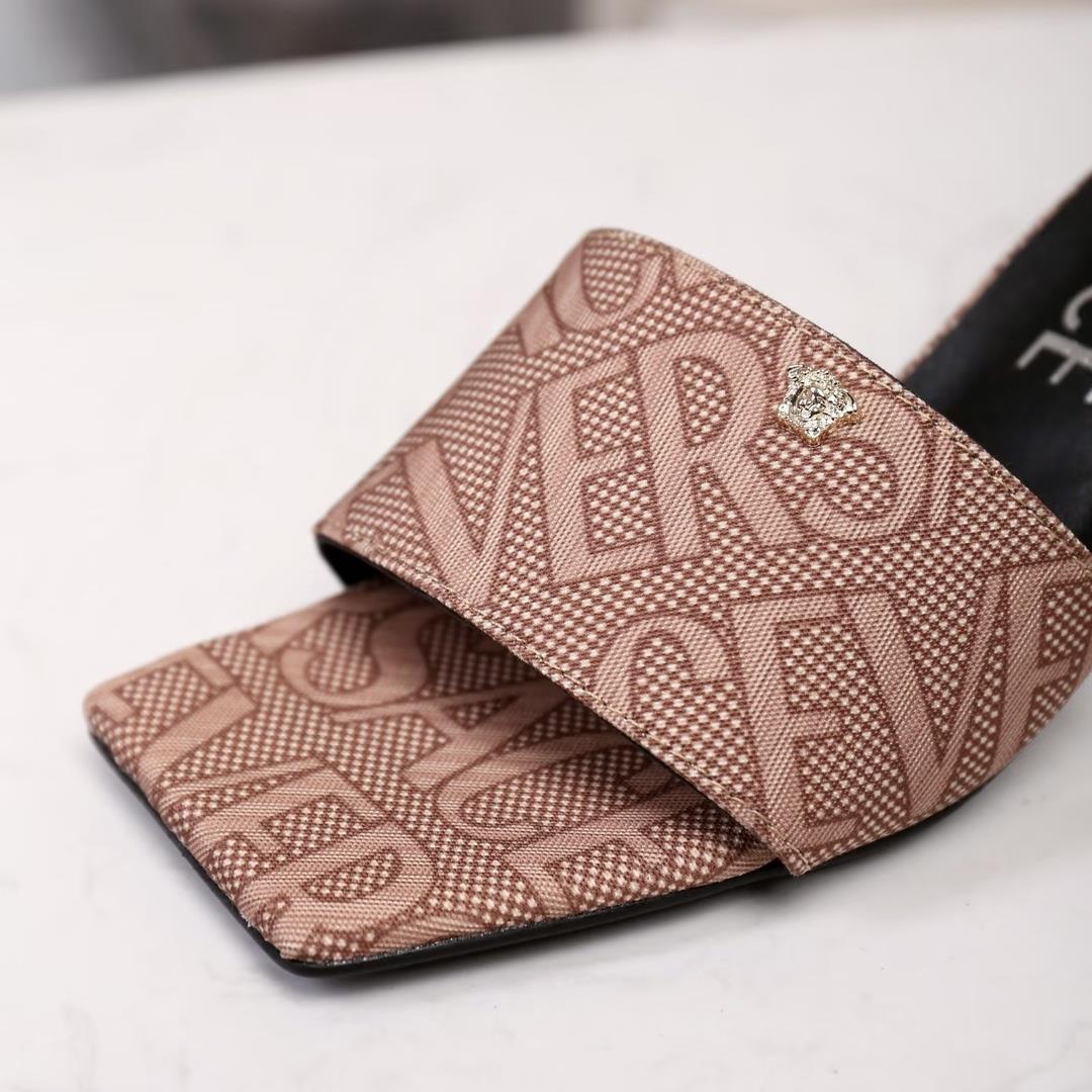 Versaces new open toe highheeled muller shoes are made of canvas jacquard pattern padded sheep