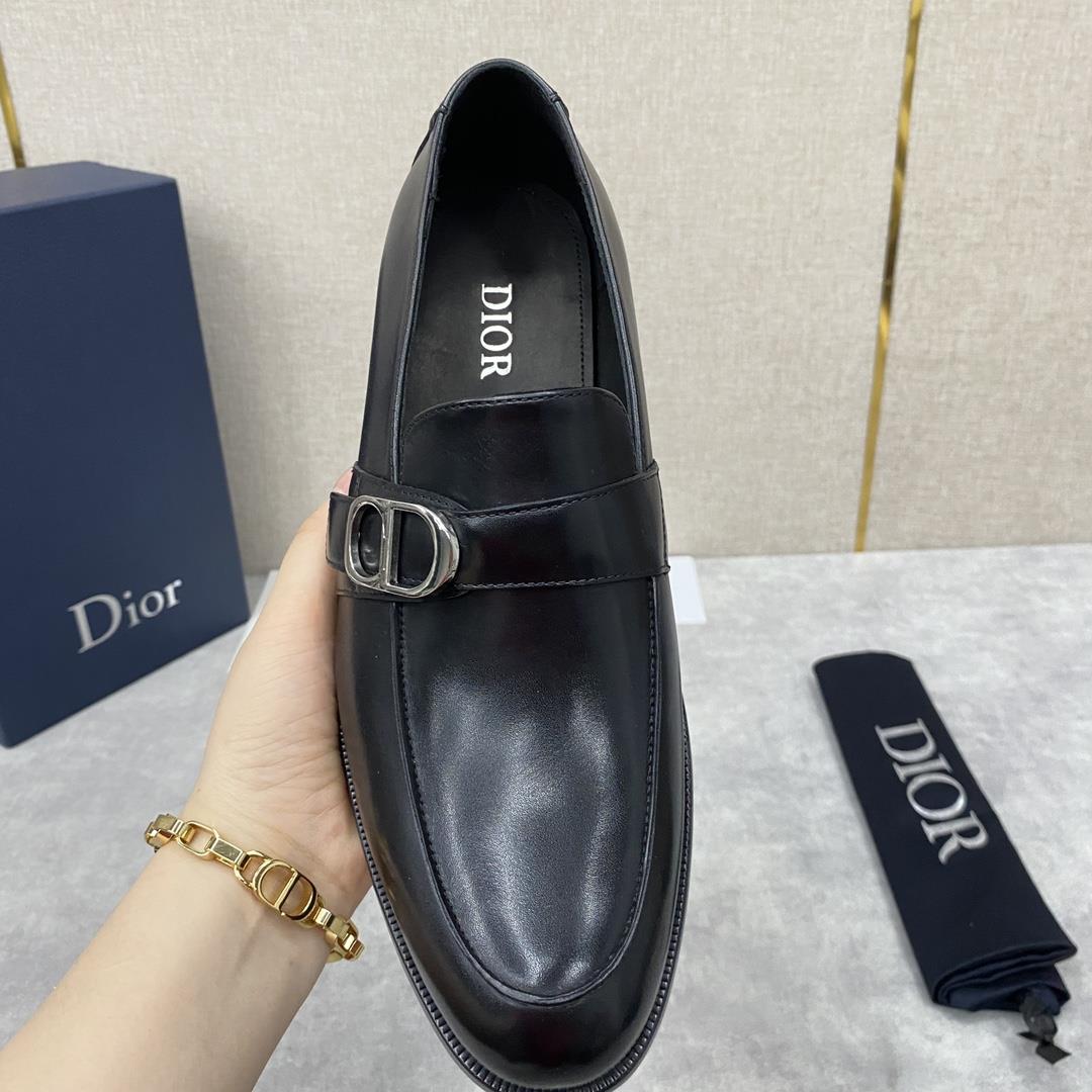 The official price of DIO TIMELESS  This Slipon shoe reflect classic elegance Made of b