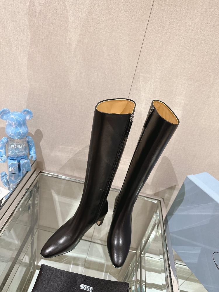 Short boots Long boots 23Ss AutumnWinter New Prada Triangle Label Thick Heel Side Zipper Short Boots Long BootsThe iconic Prad material creates a har