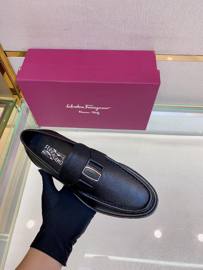 Ferragams mens leather shoesCollection design symbols are interpreted flexibly through modern 