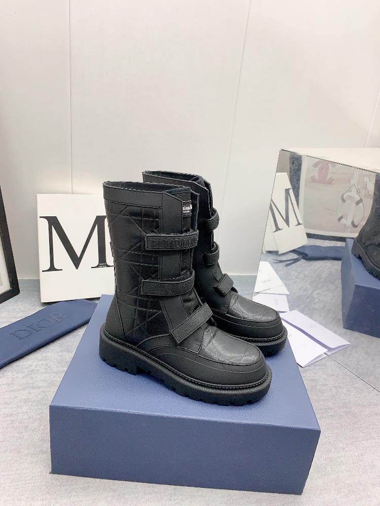 Factory produced leather lining fur lining higher versionThe adjustable strap of Diors new autumnwinter 2023 short boots features the CD logo showc