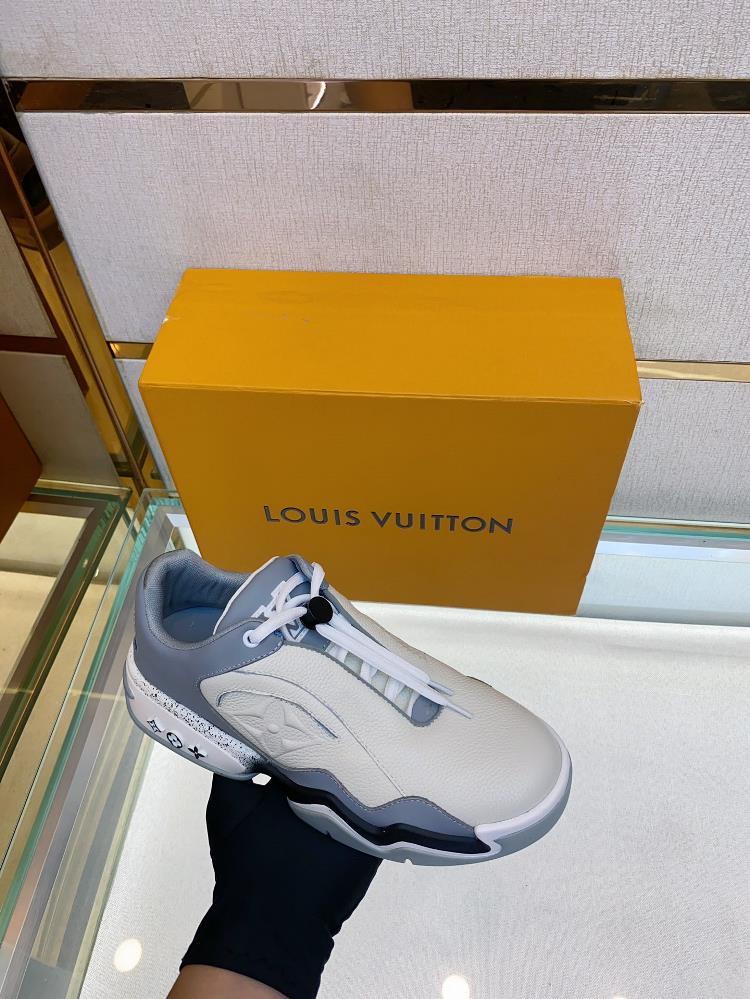 Louis V luxury item Trainer 2 the latest seasons showpiece designSize 3945 Milk gray wit