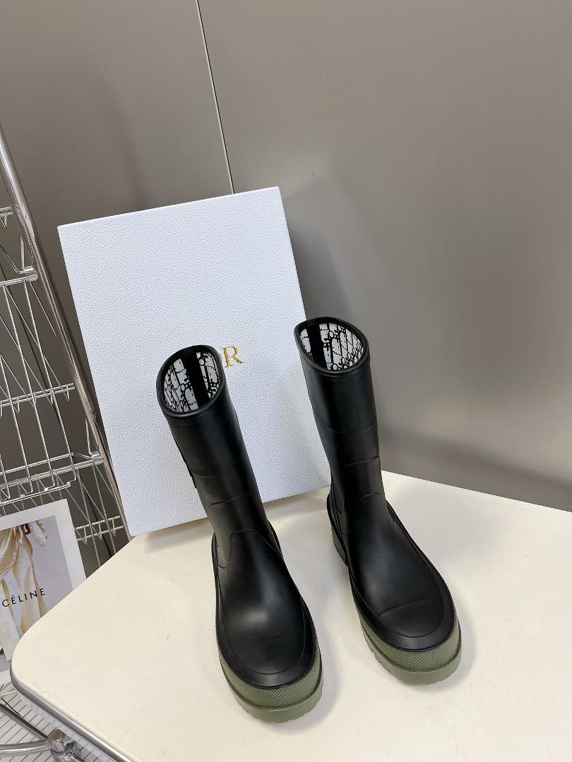 Hot Bar Hot Rain BootI have obtained a hot looking rain boot this season with a limited number of