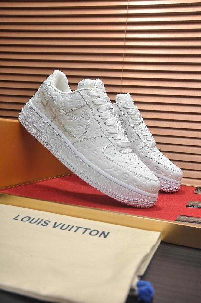 LOUIS VUITTONs new original LV the toplevel version of Louis Vuittons classic trendy shoes are made of imported original calf leather breathable m