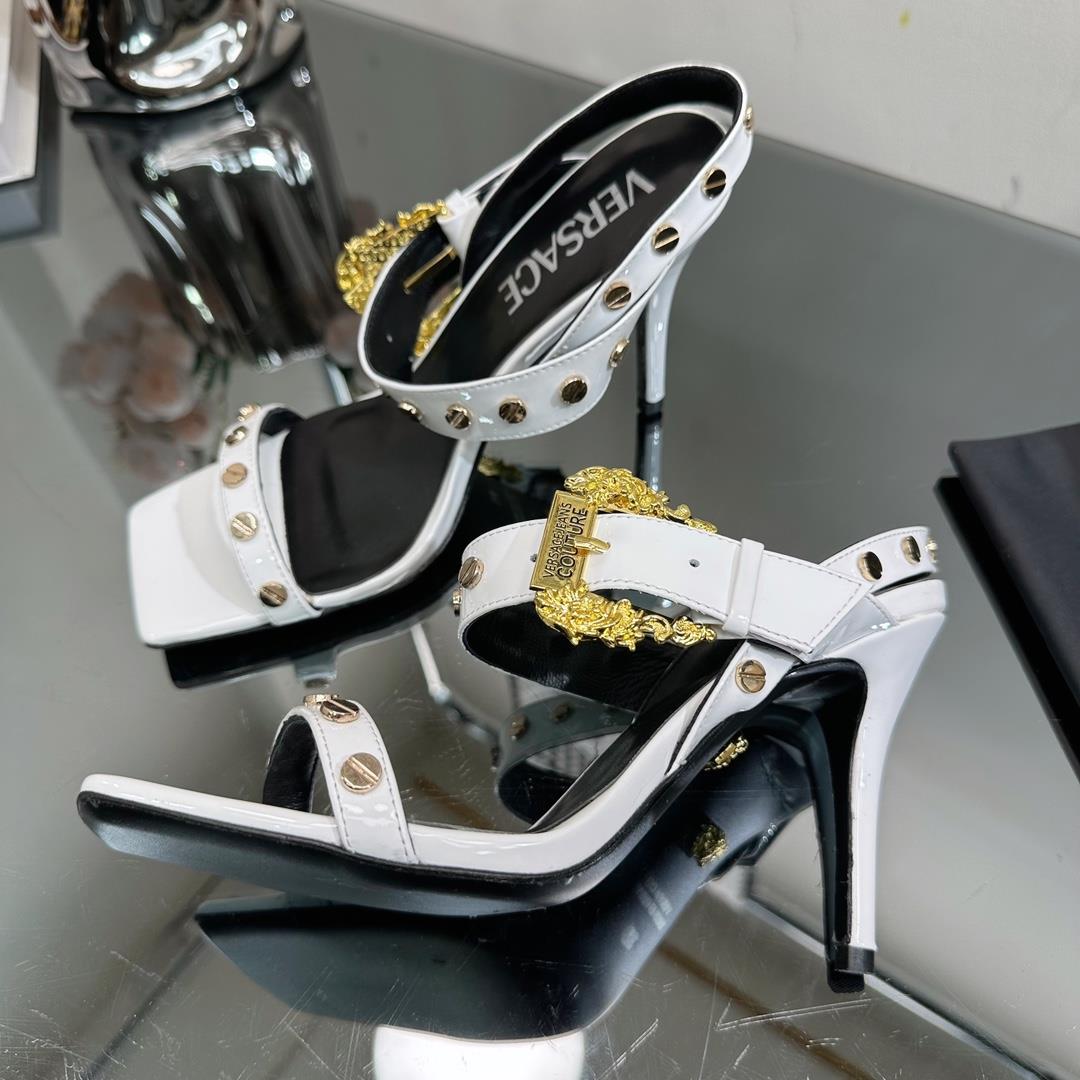 High version Versace SpringSummer new high heelsThe Milan runway features a simple and capable