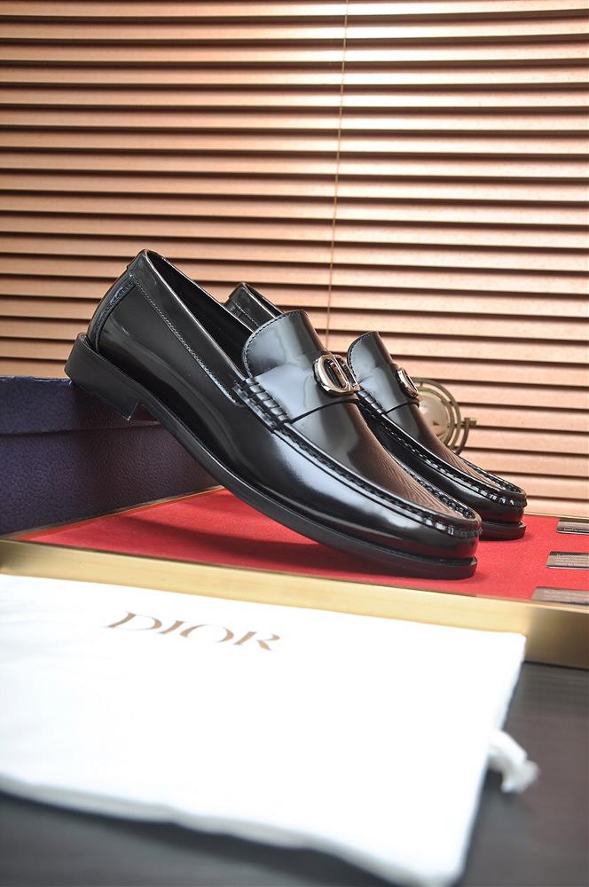 When it comes to mens shoes Dior has a way of seamlessly blending classic silhouettes wi