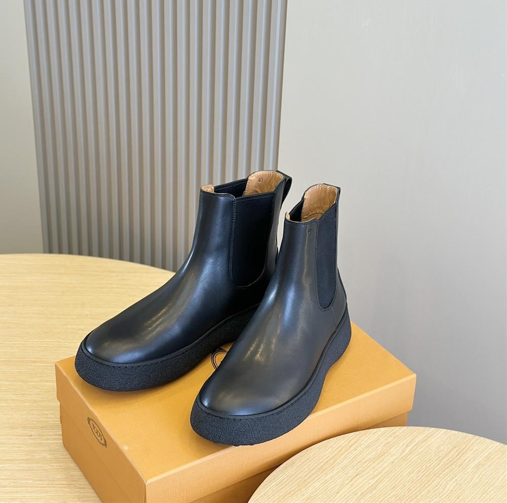 TODS W G Cowhide Mens Chelsea BootImported cowhide materialRubber bean soleThe details of this TODS WG Chelsea boot are rough yet simpleThe thick