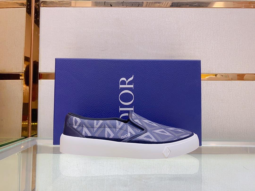 The Dior B101 low cut casual sports shoe is meticulously crafted with cowhide stitching on