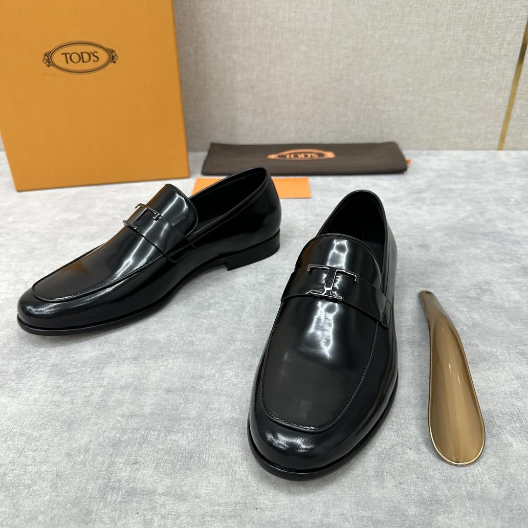 TODS new product Tods T Timeless leather  This Slipon shoe are simple and elegant in des