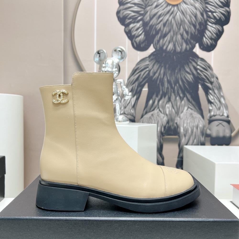 Factory toplevel versionCHANE Xiangjia 2023 vs AutumnWinter New Boot CollectionMetal buckle zipper short bootsThis new thick sole has a high exit ra