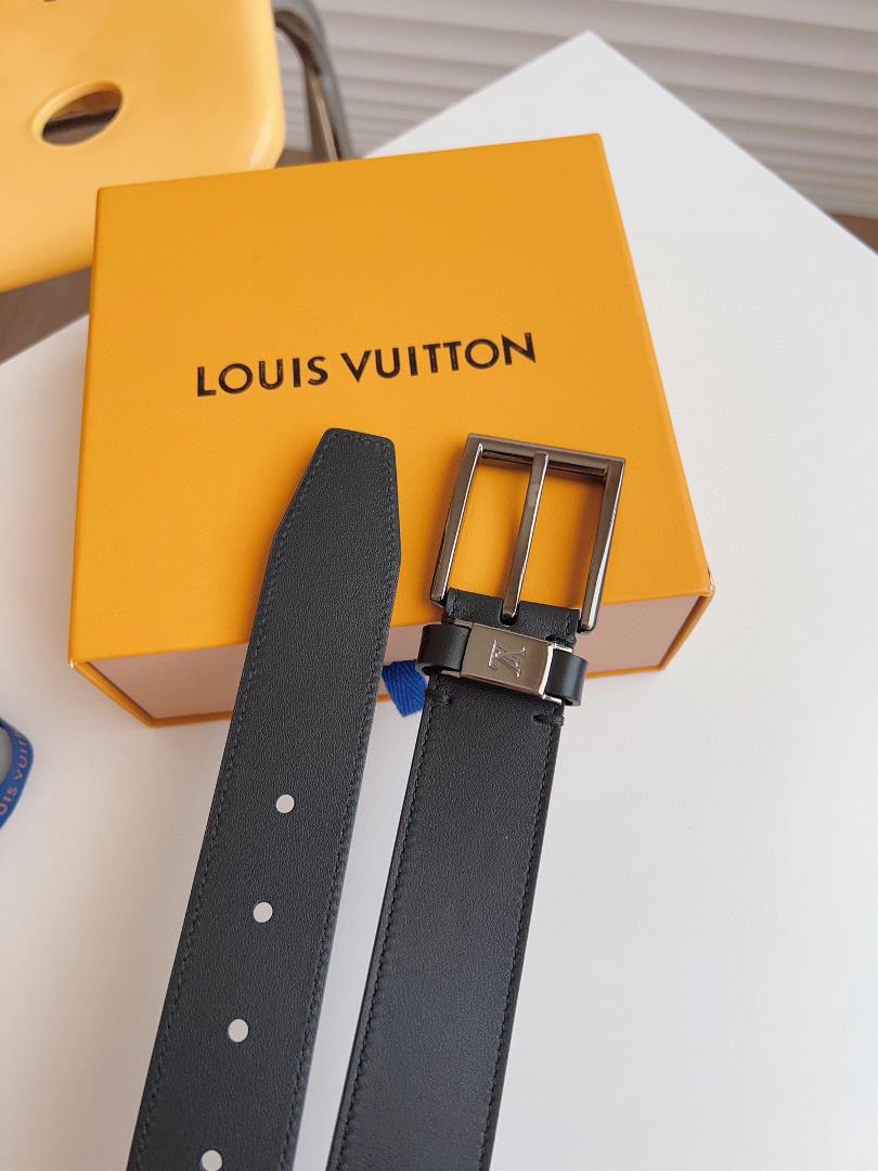 The LV CITY PIN waistband outlines smooth lines in a classic style exuding a calm busines