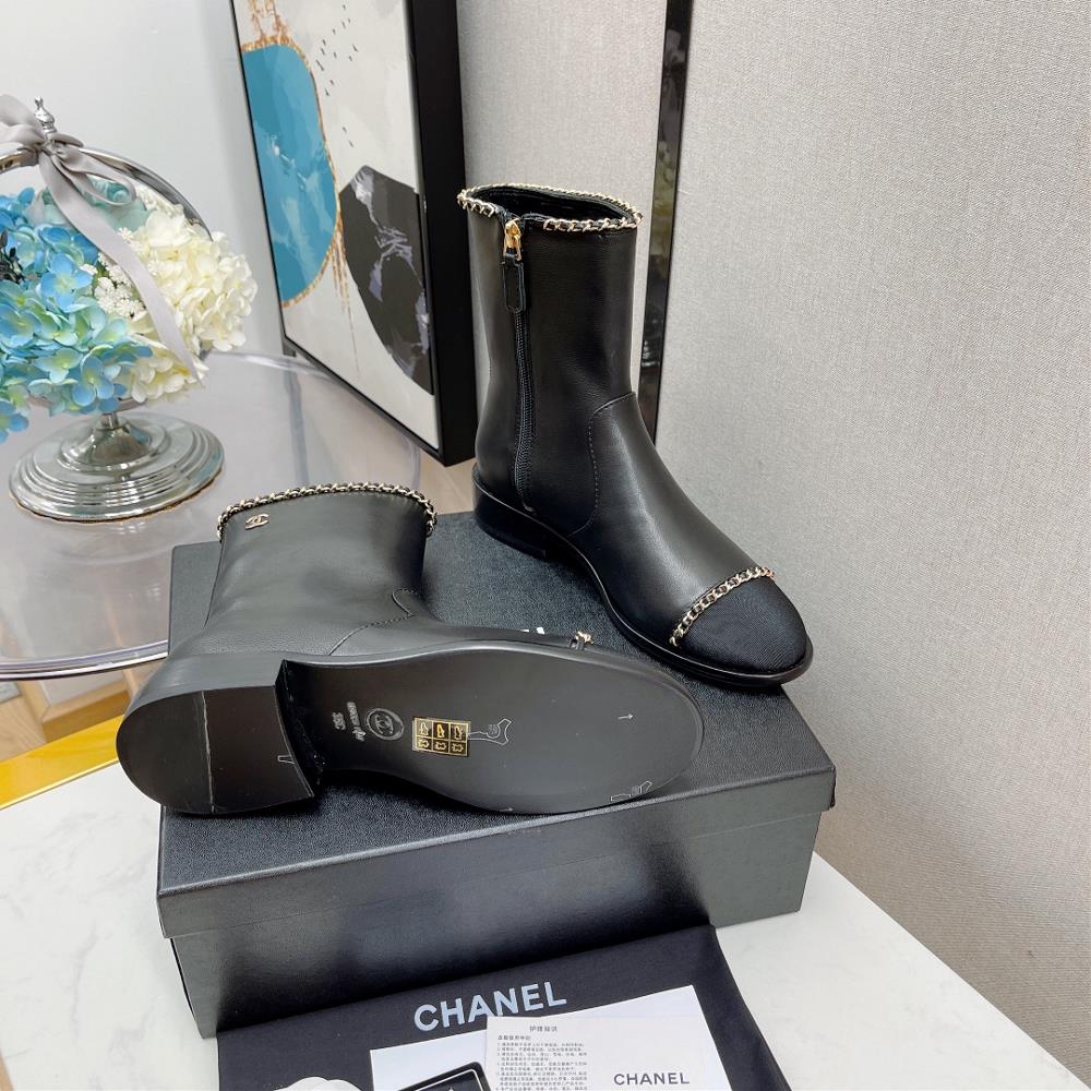 Original development of the latest chanel chain boots series at the Chanel counter in autu