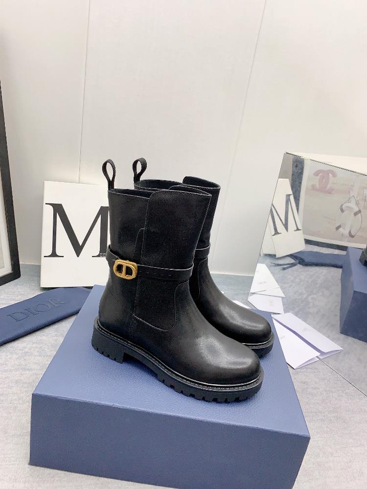Factory produced leather lining Maoli higher versionThe adjustable strap of Diors new autumnwinter 2023 short boots features the CD logo showcasing