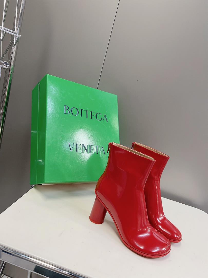 BOTTEGA VENETA Round Heel Open Edge Red Ankle Boots This round head wide flat streamlined