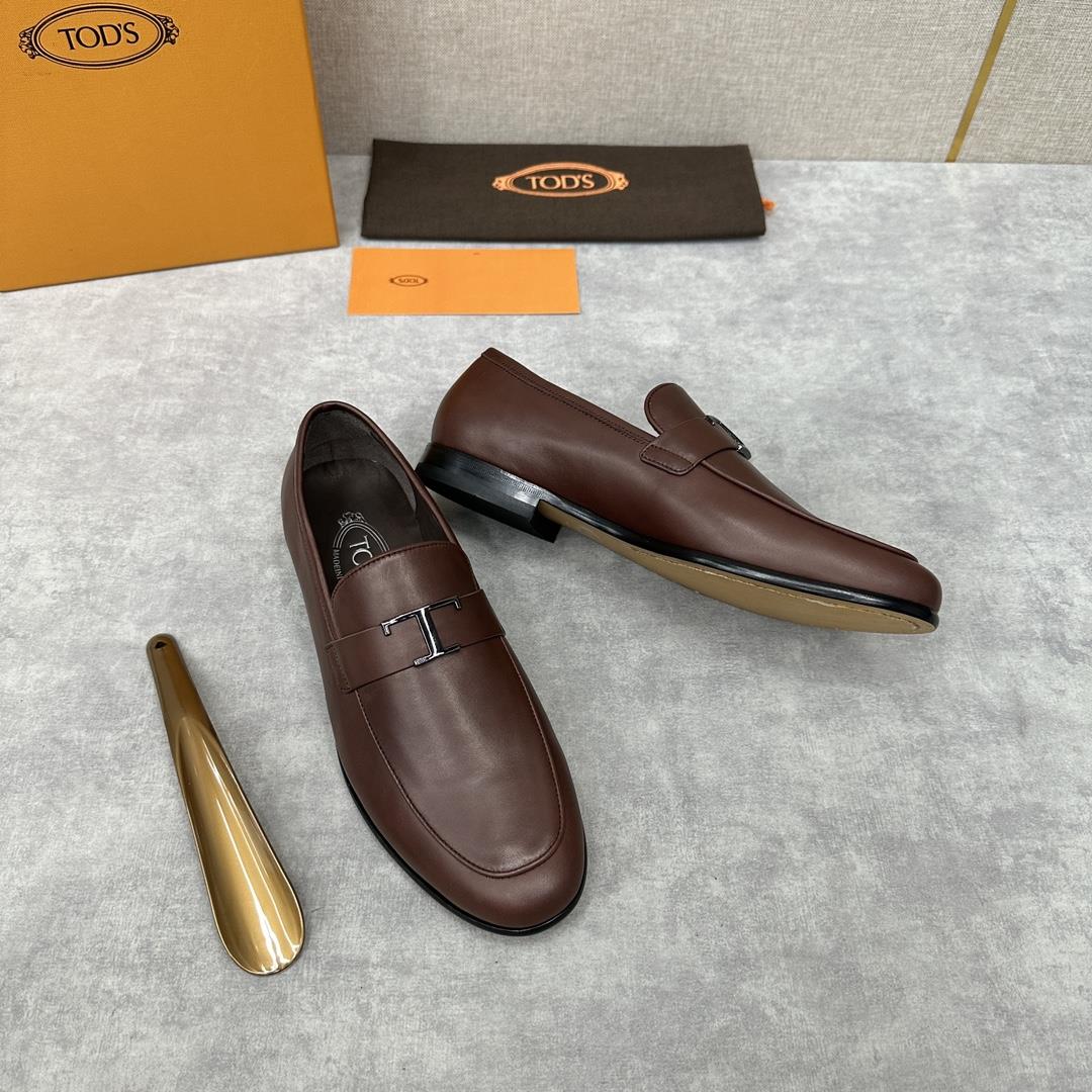 TODS new product Tods T Timeless leather  This Slipon shoe are simple and elegant in des