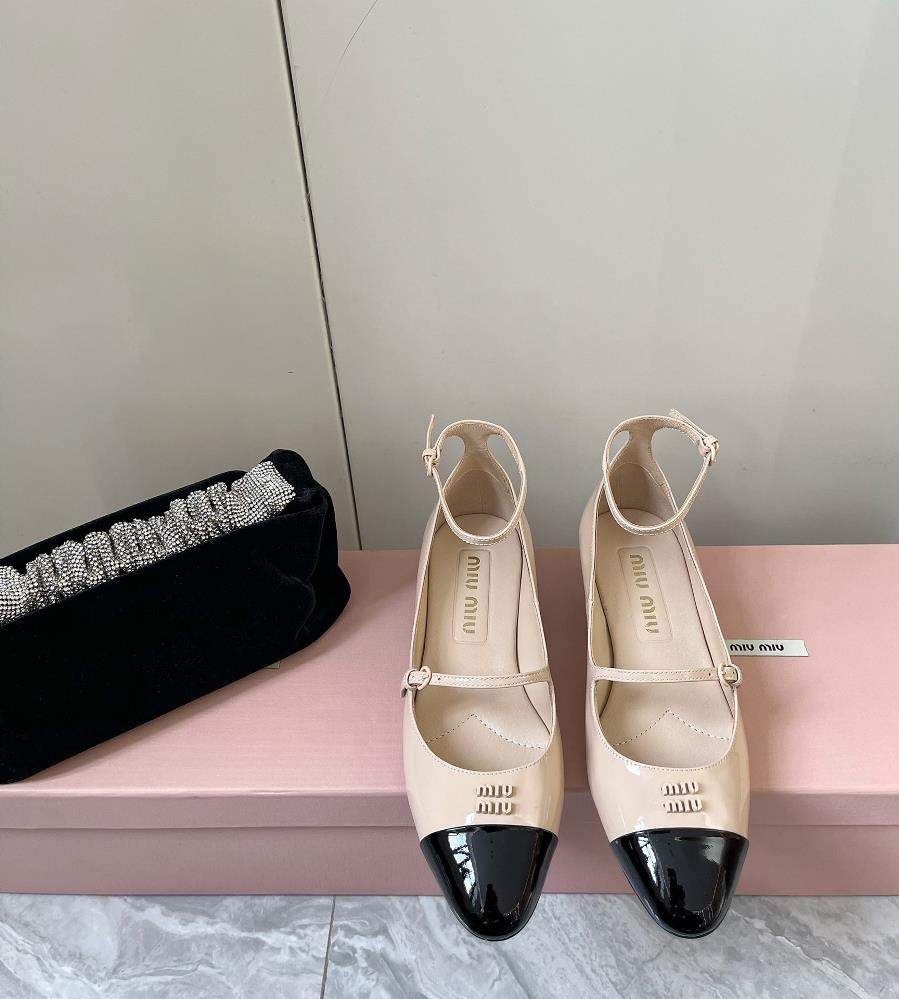 MIU MIU 24 Early Spring New Line Mary Jane Single Shoe SeriesZhang Yuanyings holiday collection of single shoes has appeared on the covers of major