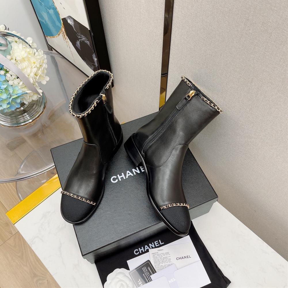 Original development of the latest chanel chain boots series at the Chanel counter in autu