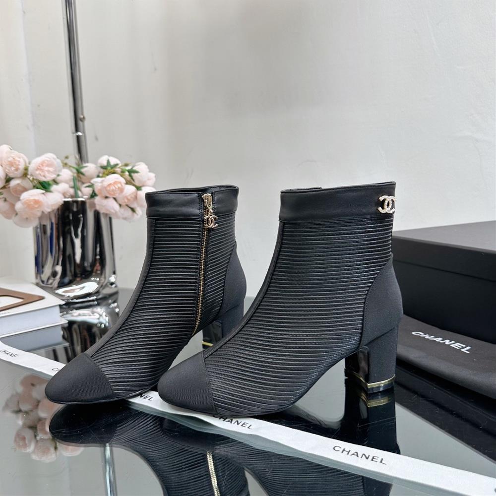 2023 Xiaoxiang Autumn and Winter New New Product CHANEL Spliced Seam Pleated Thick Heel Short Boots A good model that cant be easily removed at a gla