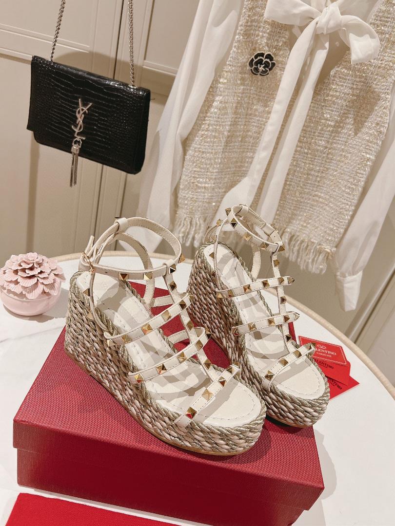 The highest version in the market exclusive new model 2023 the latest Valentino womens sandals