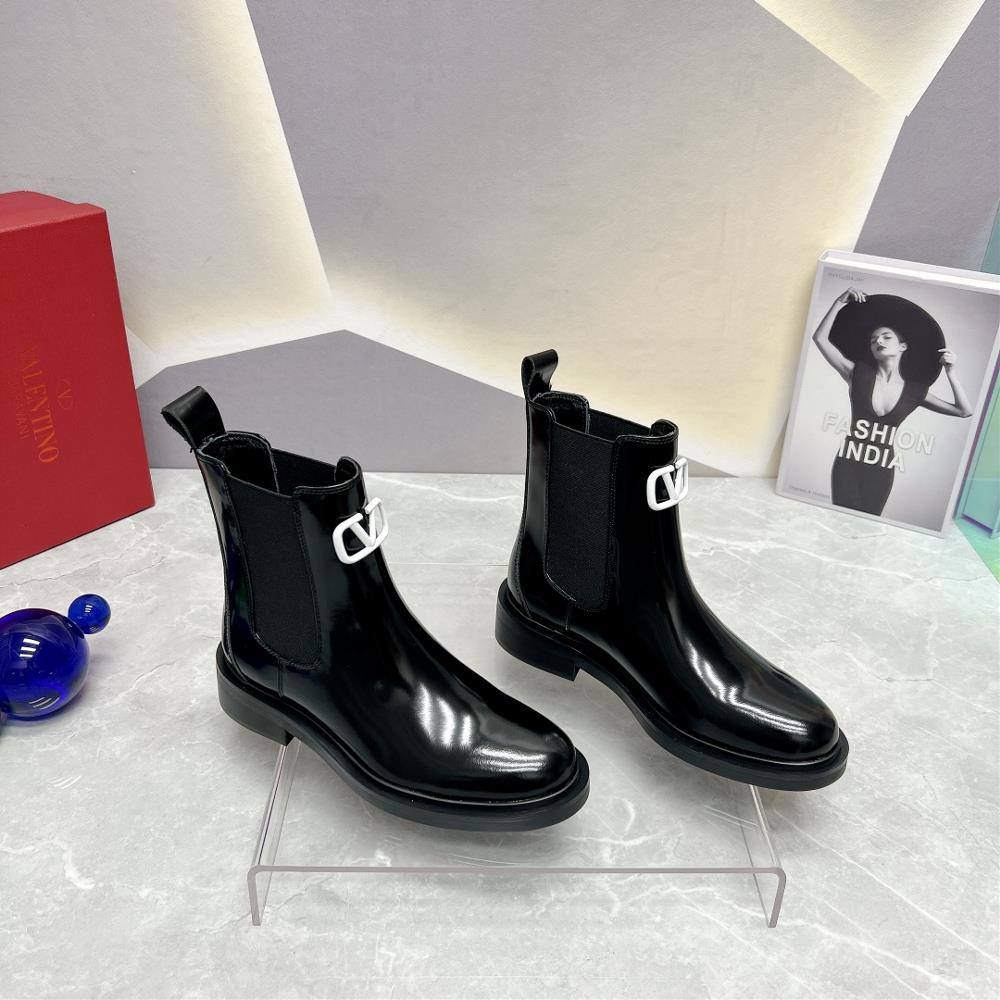 Factory 370 exclusive toplevel versionVALENTINO Valentino 23vs Autumn Counter Latest Fashion Boot CollectionRound cut hollow buckle short bootsValent