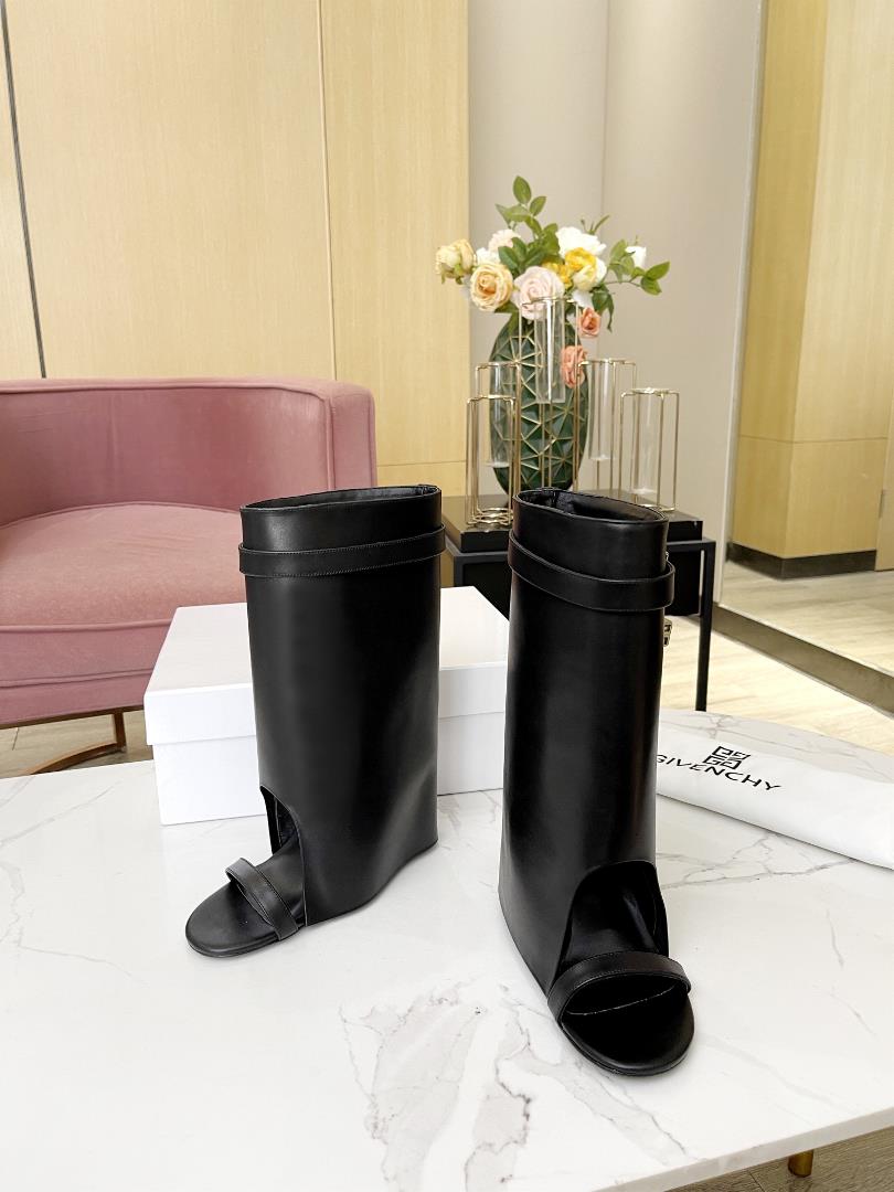 Givenchy New Cool Boot CollectionGivenchy lock buckle calf leatherGenuine level version of the