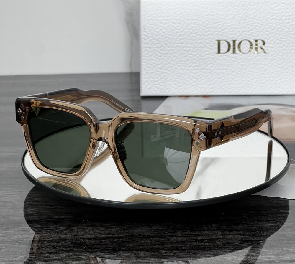 Large square pattern DIOR  CD DIAMOND S3F After wearing it the entire facial contour beco