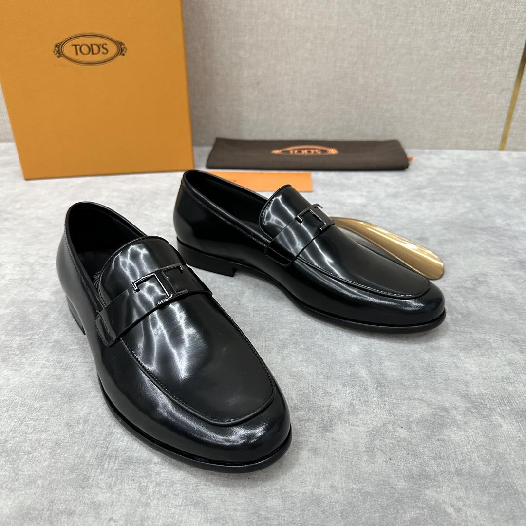 TODS new product Tods T Timeless leather  This Slipon shoe are simple and elegant in des