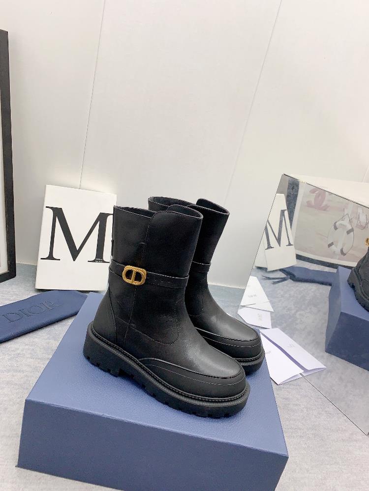 Factory produced leather lining Maoli higher versionThe adjustable strap of Diors new autumnwinter 2023 short boots features the CD logo showcasing